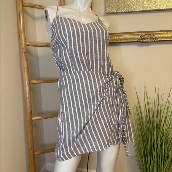 Abercrombie and Fitch wrap front adjustable strap dress large blue and white - Picture 5 of 8